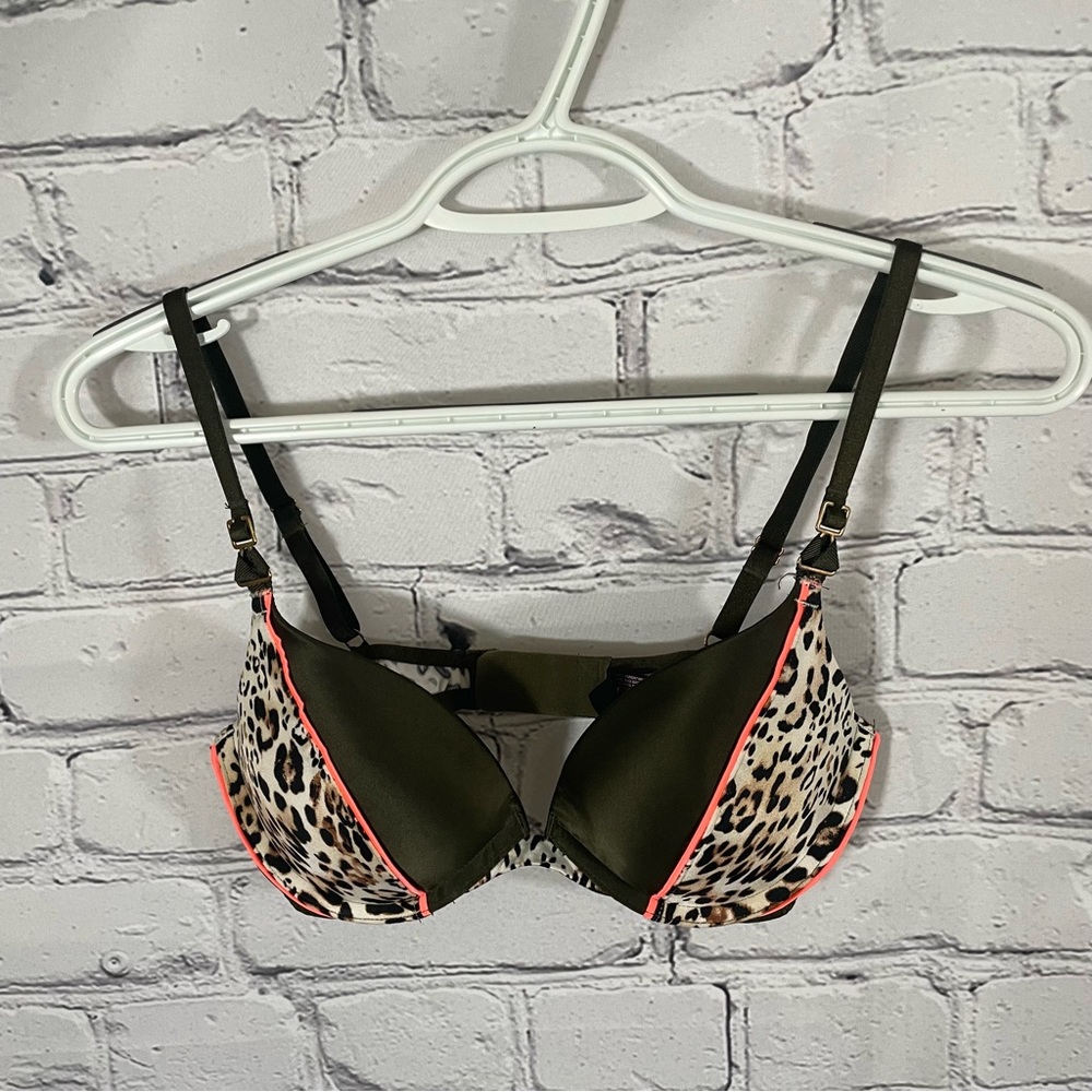 Women’s Victoria’s Secret Very Sexy Push-Up Pigeonnant Size 32C Bra